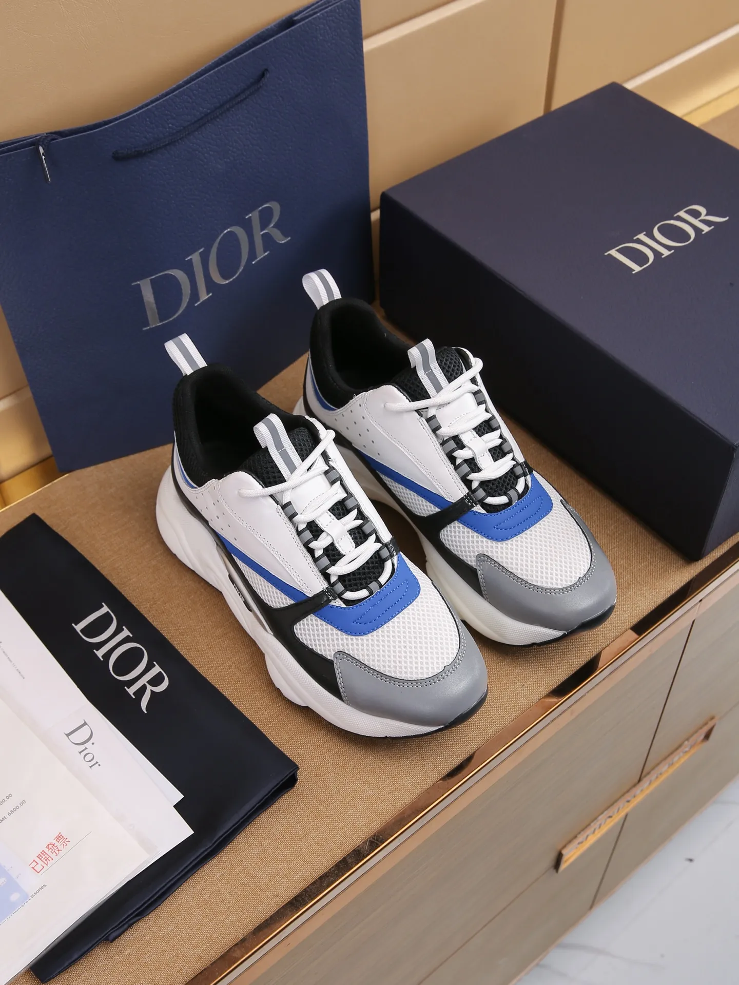 Factory price: 460💰Dior’s top version of D’s b22 men’s sports shoes. Inspired by retro running styles, the chunky low-top silhouette features gray calf leather and blue and white mesh fabric uppers, atop a black, white and blue engraved rubber sole. Nylon ribbon accents the blue mesh tongue and heel counter, and a "dio~" logo appears on the side. Pair it with a suit for a striking contrast and add a sportswear-chic edge to your look. The thick sole can be about 4cm~ Size: 38-45, [46, 47 customized]